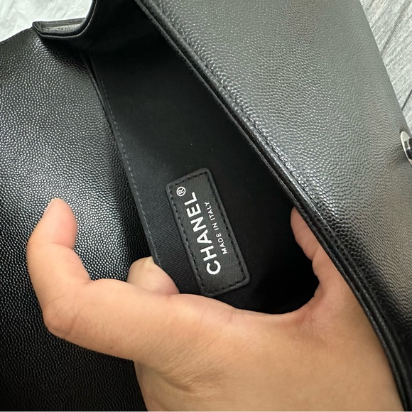 Chanel Boy Bag Caviar Quilted medium - Picture 8 of 15